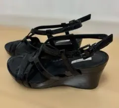 黒いウェッジヒールサンダル