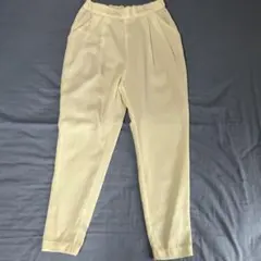 GU クリーム色 タック入りカジュアルパンツ　Mサイズ
