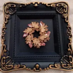 リース　ブローチ　未使用 ピンクとゴールドのリース型ブローチ