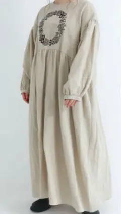 サマンサモスモス ベージュ 花柄刺繍 ロングワンピース　マカベアリス