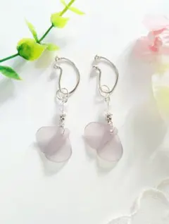 【再販】ハンドメイドイヤーカフ☆花びら(グレー)×クリアオーロラビーズ