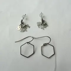 シルバー 六角形フープピアスとアルファベットチャーム付き　ピアスセット