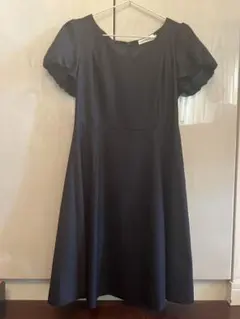 ボンメルスリー　紺のパフスリーブひざ丈ワンピース　オケージョン