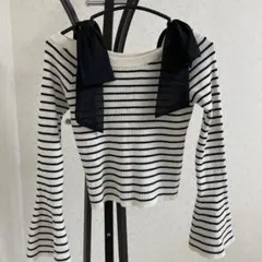 オフショルダーリボン付きストライプニット