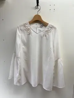 刺繍入りホワイトフレアスリーブシャツ