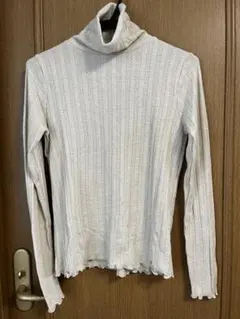 フリルタートルネックニット