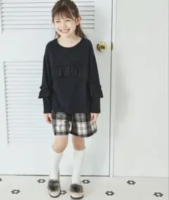 130 フリル付き黒長袖Tシャツのサムネイル