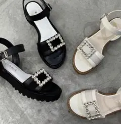 ダイアナ　【美品】ビジューバックルサンダル　アイボリー