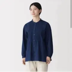 【新品未使用品】　無印良品　綿ピンタック　インディゴ染め　長袖ブラウス　Mサイズのサムネイル