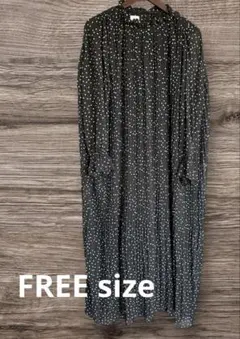 水玉模様の長袖ワンピース