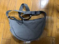 UNIQLO ラウンドミニショルダーバッグ　ダークグレーのサムネイル