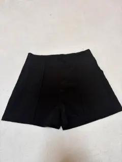 ハイウエスト ブラックショートパンツ