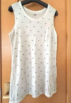 ＊ZARA TRF ＊スター柄 スタッズノースリーブカットソー （未使用）のサムネイル