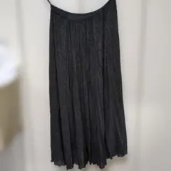 黒のグリッター素材ロングスカート