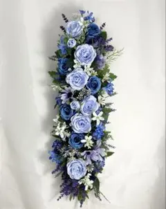 파란색일 때는 상쾌한 라벤더 색의 장미 꽃과 라벤더 스파이크가 달린 파란색 꽃입니다.