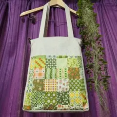 ポケットの中にも小さなポケットが付いたトートバッグ■花柄のパッチワーク風