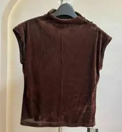 茶色のノースリーブです