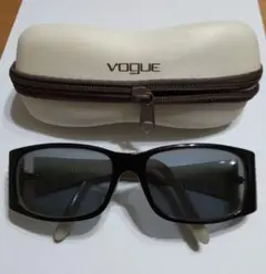Vogue サングラス ブラック フレーム ケース付きのサムネイル