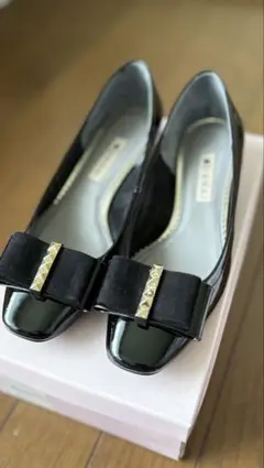 DIANA ブラック リボン エナメル パンプス スタッズ付き