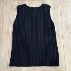 UNIQLO プリーツノースリーブT