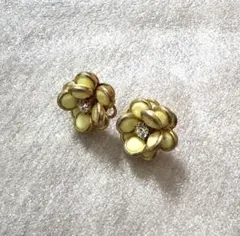 花形ピアス ゴールド　クリームイエロー