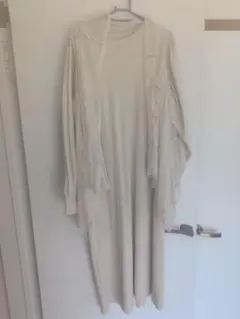 オフホワイト（ベージュ寄り）ワンピース＆レースジレ