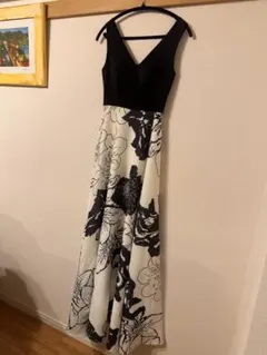 黒と白の花柄マキシドレス