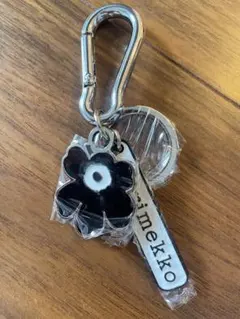 【新品未使用】marimekko フラワーモチーフ キーホルダーのサムネイル