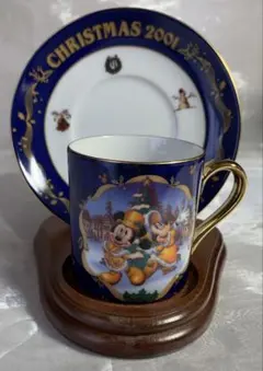 Tokyo Disneyland 2001クリスマス　カップ＆ソーサー　飾り台付