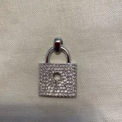 スワロフスキー　ペンダントトップ　鍵穴