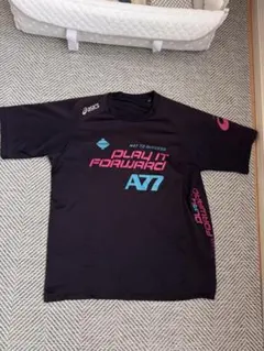 asics PLAY IT FORWARD A77 Tシャツ