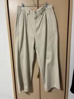 ベージュ チノパン