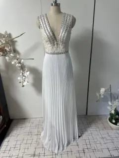 エレガントホワイトVネックドレス