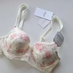 Triumphトリンプ恋するブラ 着けごこちラクちんC70白花柄レース使い