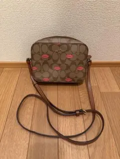 コーチ　カメラバッグ　シグネチャー　リップ柄
