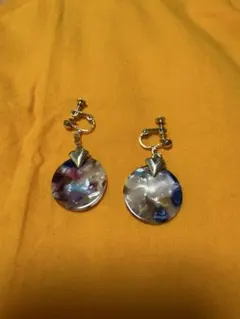 【商品名】マーブル模様 ラウンド 揺れるイヤリング（ネジバネ式）