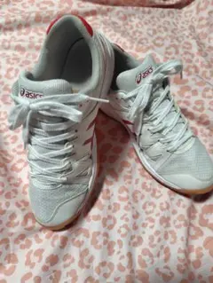 レッド スニーカー