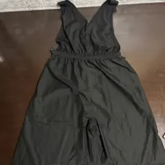 黒のVネックジャンプスーツ