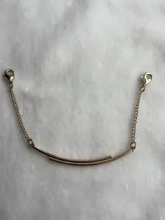 シンプルなバー型ネックレス