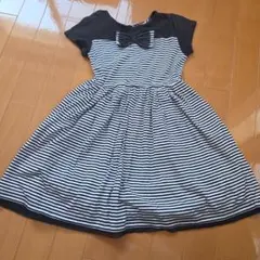 BeBe 黒白ストライプ ワンピース 130cm