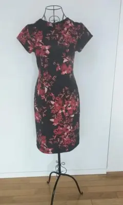 MANGO 黒赤花柄 半袖ひざ丈ワンピース