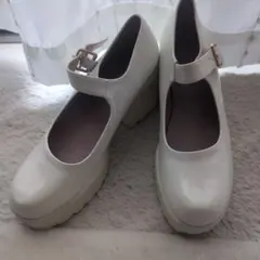 ❀美品❀ホワイト❀ ストラップ付き ウェッジヒールパンプス