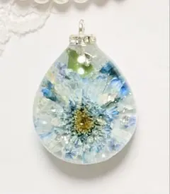 935可憐な♡レジンアクセサリー ブルー＆グリーンのブーケ ペンダント