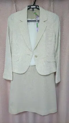 ベージュ色 ツイード風 スカートスーツセット。ラメ入り。