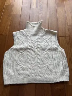 ケーブルニットタートルネックベスト