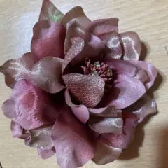 ピンクの花とパールのヘアアクセサリー