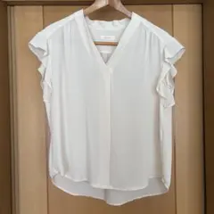 アイボリー フリル袖 Vネックブラウス