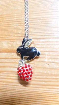 ANNA SUI　ウサギとイチゴのネックレス