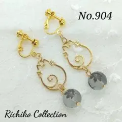 No.904 ねこチャームと紅葉柄ビーズのイヤリング　グレー