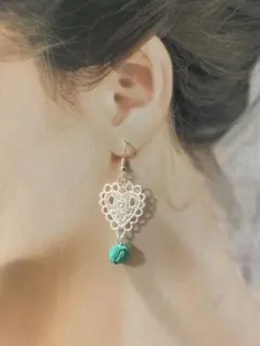 玉結びとレースのピアス　水引アクセサリー　エメラルドグリーン　【ハンドメイド】
